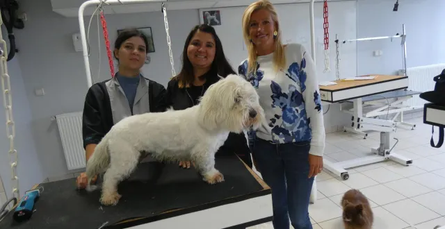 photo  louane, 17 ans, en deuxième année de toilettage, sa responsable de formation et la directrice de la mfr, domitille hibon.  &copy;  ouest-france. 