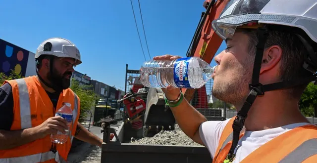 photo  les ouvriers qui travaillaient en extérieur ont souffert de la chaleur cet été.  &copy;  archives co - laurent combet 