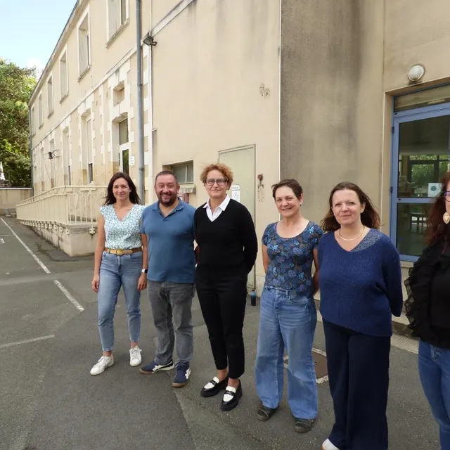 photo une partie de l’équipe pédagogique de l’école gaston-chaissac, qui compte quatre enseignants, deux aesh accompagnant six élèves en situation de handicap et deux atsem.  ©  ouest-france