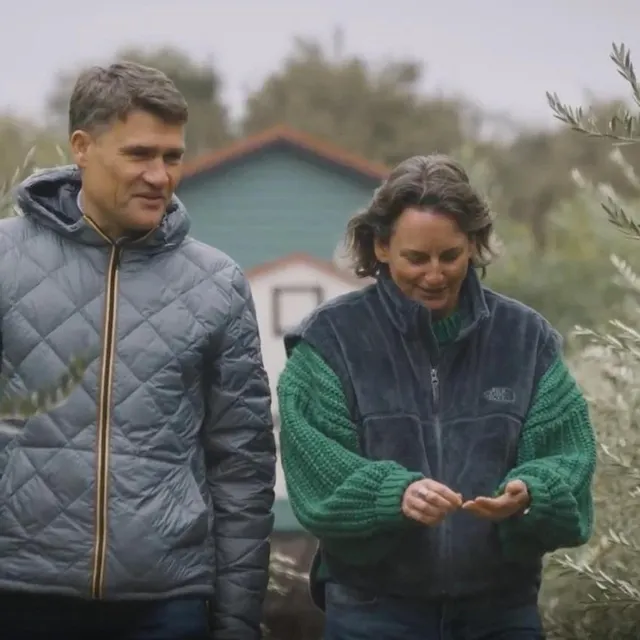 photo matthieu kohlmeyer, pdg, et christine polycarpe, présidente de la fondation la tourangelle, au milieu des oliviers qui ont donné leur première récolte près de sacramento.  ©  la tourangelle