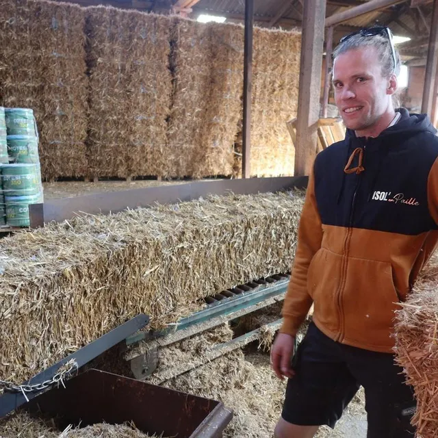 photo nicolas oudhof a fondé sa société isol’en paille en janvier 2021 et commercialise ses botes d’isolant biosourcé partout dans la région.  ©  co - battiste delfino