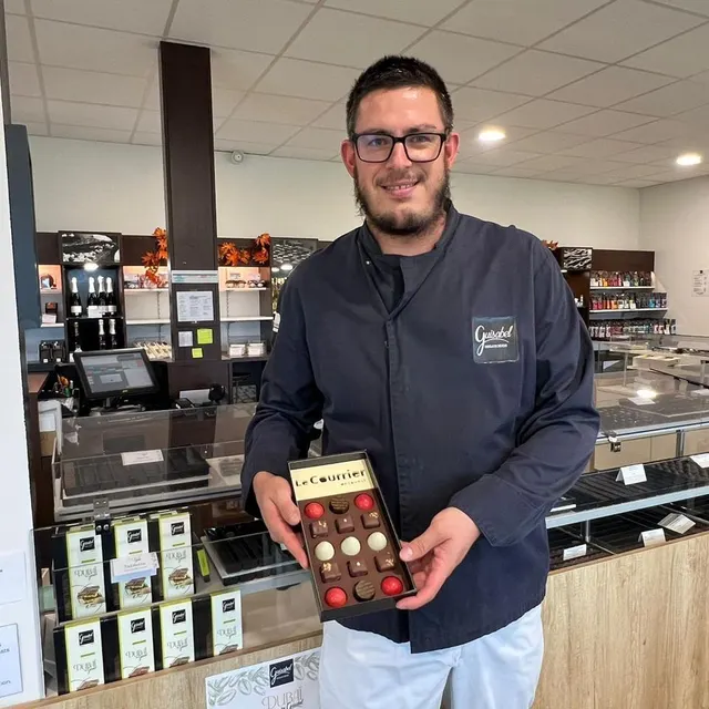 photo chez guisabel, l’alvéole en plastique qui accueille habituellement les bonbons en chocolat est remplacée par une alvéole en chocolat.  ©  guisabel