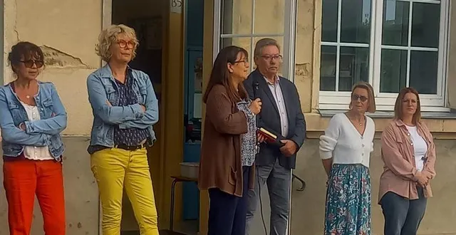 photo  véronique vannier le cam, directrice, et jean-luc suhard, maire, lors de l’accueil des élèves.  &copy;  le maine libre 