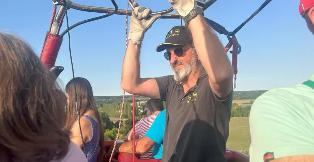 photo  olivier fabrégat, anciennement codirigeant d’air touraine et aujourd’hui salarié, nous a servis de guide dans les cieux lors de ce vol en montgolfière au départ du château du lude (sarthe).  &copy;  ouest-france 