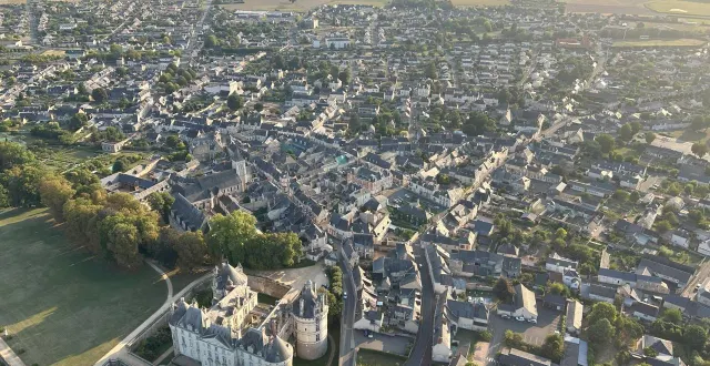 photo  le lude et son château ont été filmés par une équipe de la télévision publique coréenne dans le cadre d’un reportage de voyage consacré au père andré choï, effectué il y a quelques mois.  &copy;  ouest-france 
