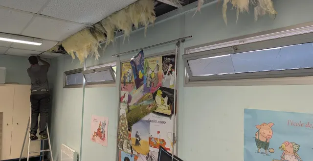 photo  d’importants dégâts dans l’école ont contraint des élèves à faire leur rentrée des classes dans la salle des fêtes.  &copy;  ouest-france 