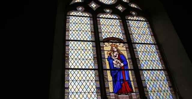 photo  le vitrail représente la vierge allaitante, inspirée d’un vitrail du début du xvie siècle. il a été posé fin juin 2025.  &copy;  ouest-france 
