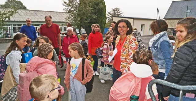 photo  angélique degrenne, la directrice, entourée d’une partie de ses élèves.  &copy;  ouest-france 