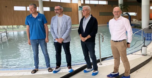 photo  de g. à dr. : xavier coterel, directeur de la baleine bleue ; daniel vicente, adjoint au sport ; dominique bréjeon, le maire ; et françois chevreux, directeur du service éducation, enfance et sport devant le bassin ludique  &copy;  co 