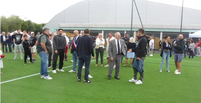 photo  l’inauguration d’une pelouse synthétique sur le terrain de football par jean-marc guillou, à saint-léger-de-linières, samedi 30 août.  &copy;  co 