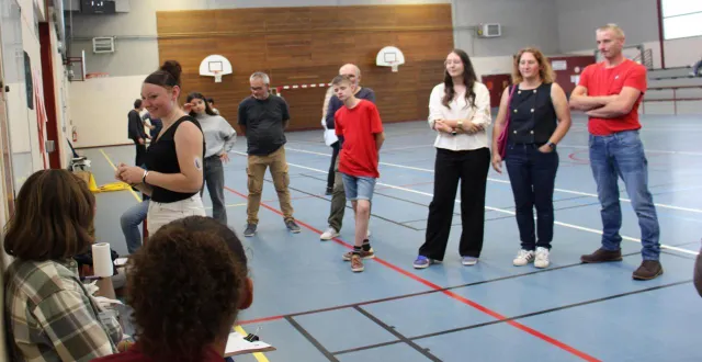 photo  des jeux sous forme d’ateliers ont animé l’après-midi avec des équipes formées de parents et d’élèves.  &copy;  ouest-france 