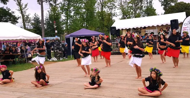photo  les danseuses de l’association fetia pao no tahiti ont offert un spectacle tahitien haut en couleur.  &copy;  le maine libre 