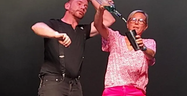photo  en interaction avec le public, adrien quillien a présenté un spectacle, subtil mélange de cocktails et de magie, où chaque verre se transforme en une véritable potion magique. aurélie en a fait l’expérience !  &copy;  co 