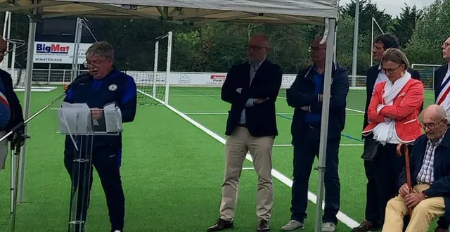 photo  dominique chain, président du smos foot, soulignait les effets bénéfiques de ce nouvel équipement sur le nombre croissant de licenciés.  &copy;  ouest-france 