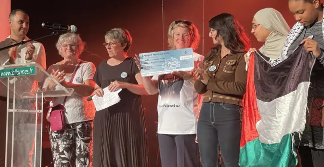 photo  audrey joannic a remis le prix de la paix 2025 à sandra ageorges.  &copy;  le maine libre 