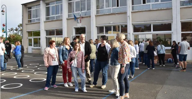 photo  accueillis par les enseignantes et des élus, parents et enfants sont attachés à ce temps de rencontre  &copy;  le maine libre 