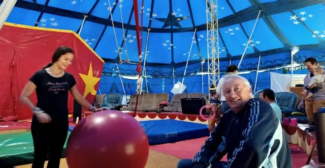 photo  john fratellini a parcouru les chapiteaux du monde entier en tant que jongleur.  &copy;  le maine libre 