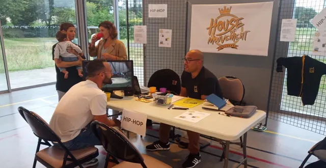 photo  lors du forum, on peut discuter avec les responsables des associationset en profiter pour s’inscrire.  &copy;  service culturel de champagné. 