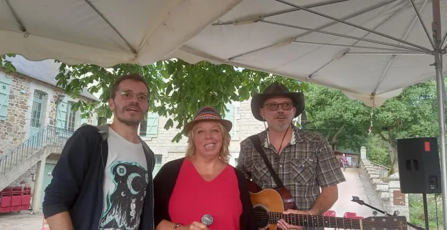 photo  cyrill, laurence et nicolas réunis sur la scène pour le salut final.  &copy;  ouest-france 