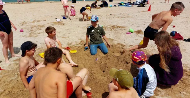 photo  la sortie à la plage d’ouistreham (calvados) a fait partie des moments phare de cet été.  &copy;  centre de loisirs 
