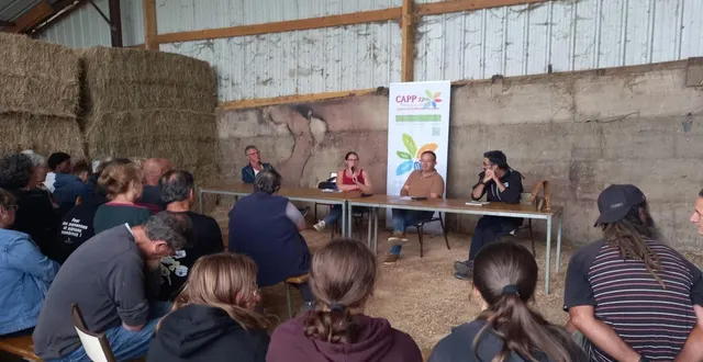 photo  julie mercier, entourée de bertrand honoré, olivier subileau et frédéric vaidie, échange sur l’agriculture paysanne et la biodiversité.  &copy;  ouest-france 