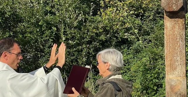 photo  c’est le père vincent rabergeau, curé de rmouest qui a béni la croix de coutant revenue à son emplacement d’origine.  &copy;  ouest-france 