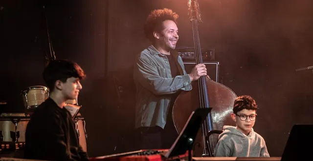 photo  l’artiste angevin kham meslien (à la contrebasse) se produit ce jeudi 4 septembre lors de la soirée de présentation de saison du thv.  &copy;  archives co 