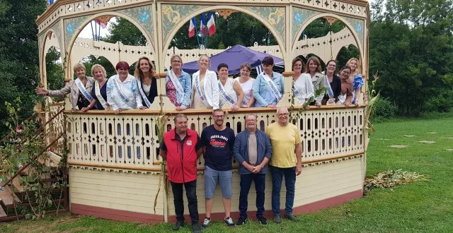 photo  les anciennes miss, heureuses de se retrouver, posent au kiosque avec didier, cédric, jean-noël et maurice, qui ont contribué au remontage de cet édifice de 1900.  &copy;  le maine libre 