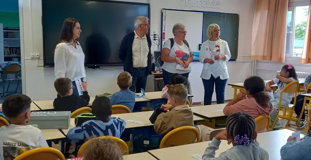 photo  les élus dominique bréjeon, maire ; christine huu, adjointe à l’enfance et l’éducation ; isabelle raimbault, adjointe à l’action sociale et aux solidarités, ici avec camille riou, directrice de l’école élémentaire pierre-et-marie-curie, où d’importants travaux vont commencer fin septembre.  &copy;  ouest-france 