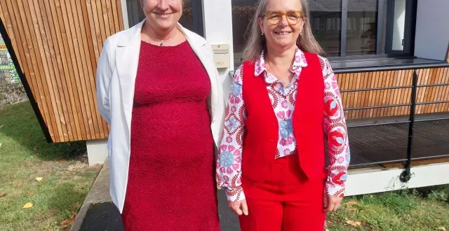 photo  à partir de la gauche sandrine gaude proviseure adjointe et sonia turgis nouvelle proviseure du lycée des andaines, à la ferté-macé (orne).  &copy;  ouest-france 