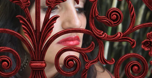 photo  « la gitane rêve à sa balustrade », une des photos de karine saporta visible à l’estrade de athis-val-de-rouvre (orne).  &copy;  karine saporta 