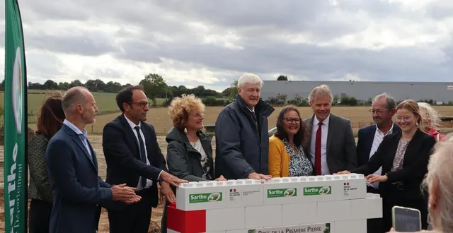 photo  dominique le mèner, le président du conseil départemental de la sarthe, a posé symboliquement la première pierre du futur nouveau collège de loué, appelé en 2027 à remplacer l’actuel collège belle vue.  &copy;  ouest-france 