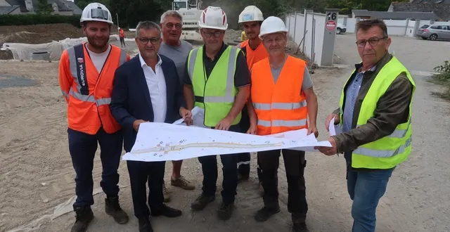 photo  mazé, le 28 août 2025. réunion de chantier avec le maire christophe pot, ses adjoints eric porcher et francis champion, le responsable du service voirie yannick legeay, ainsi que les représentants d’eurovia et pragma.  &copy;  co – agathe le nueff 