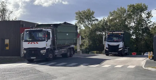 photo  saint-lambert-des-levées, jeudi 4 septembre. le centre d’environnement de bellevue voit défiler une centaine de camions par jour, qui viennent déposer ou enlever les déchets.  &copy;  co – yg 