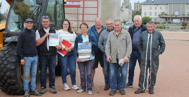 photo  l’équipe des organisateurs du comice de samedi. bernard heslot (2e à droite), président du comice agricole mortrée-argentan. au centre : françoise couprit, présidente du comice d’arrondissement d’argentan.  &copy;  ouest-france 