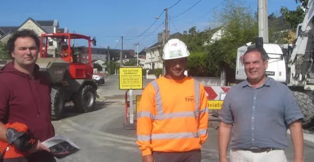 photo  franck coquereau, adjoint aux mobilités ; adrien humeau, chef de chantier, et jérôme foyer, maire, rue gustave-raimbault.  &copy;  ouest-france 