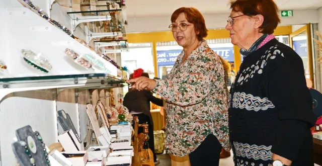 photo  au cours de la première journée d’ouverture, beaucoup de visites par curiosité mais déjà des ventes se sont réalisées.  &copy;  ouest-france 