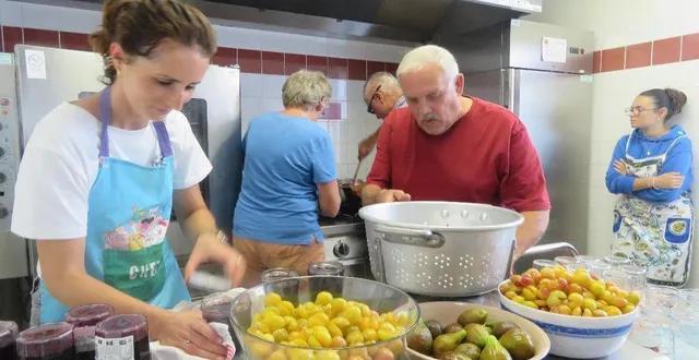 photo  quatorze personnes étaient présentes, lors des ateliers confiture organisés à la maison pour tous, mercredi 20 août. 75 pots ont été confectionnés avec des fruits de saison. les enfants, présents avec leurs parents, ou leurs grands-parents se sont fait un plaisir de tremper leurs doigts dans les fonds de gamelles, bien vite imités par les adultes. les prochains rendez-vous pour la reprise des journées jeux seront ce vendredi, et le 13 septembre, chez chez thomas lunel, qui ouvrira son jardin aux heureux jardiniers.  &copy;  ouest-france 