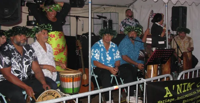 photo  un groupe tahitien a animé la soirée.  &copy;  ouest-france 