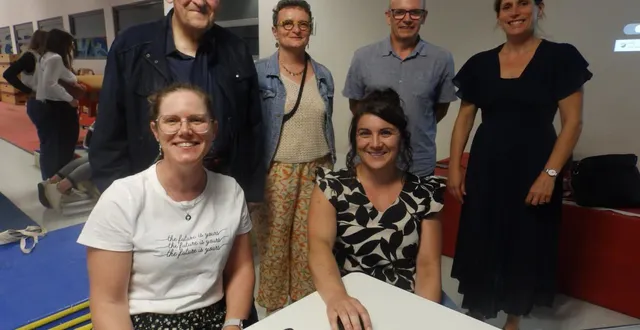 photo  de gauche à droite, en haut les adjoints daniel penven et marie thérèse dilé pour la municipalité, le président de la fscf lionelmerlet, et laetitia proust, présidente des algues. en bas lucie mavrel secrétaire, delphine michaud, vice-présidente, secrétaire adjointe.  &copy;  co 