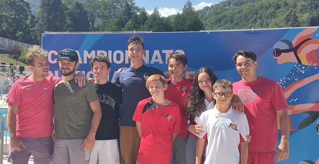 photo  valentine et l’équipe masculine qualifiée pour représenter l’acl natation aux interclubs nationaux.  &copy;  acl natation 