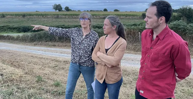 photo  soizic le gratiet, audrey chevreau et nicolas gielkens, des habitants de montreuil-au-houlme ou lougé-sur-maire, membres du collectif qui va s’opposer à l’ouverture de la carrière.  &copy;  ouest-france 