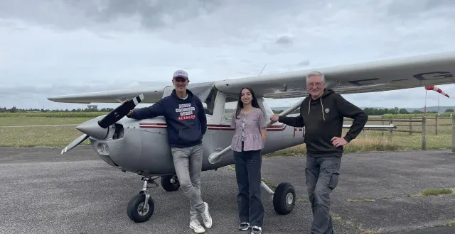 photo  gabriel prouveur et pierre monnier, bénévoles de l’aéroclub, entourent leur élève nisa topkara, tout juste diplômée du brevet d’initiation aéronautique (bia).  &copy;  ouest-france 