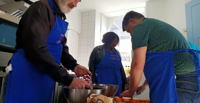 photo  atelier cuisine à l’escale solidaire le passage.  &copy;  habitat et humanisme 