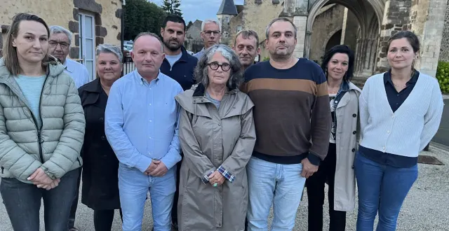photo  marie-claude cheneau, nouvelle maire de vivoin, entourée de quatre adjoints.  &copy;  ouest-france. 