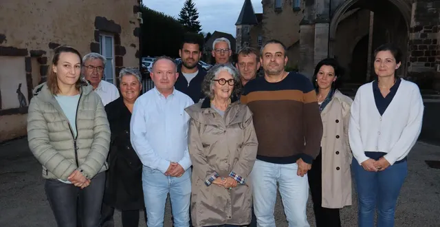 photo  marie-claude cheneau au centre, entourée de ses adjoints et conseillers municipaux jeudi soir.  &copy;  ml 