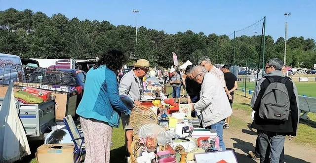 photo  que ce soit en centre-ville, dans les bourgs, sur les stades de foot, les vide-greniers attirent toujours énormément de badauds.  &copy;  archives le maine libre 