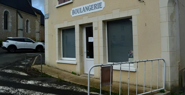 photo  portes closes à la boulangerie de vancé. malgré les relances de la municipalité, le boulanger ne donne plus signe de vie.  &copy;  ouest-france 