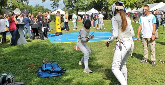 photo  une démonstration du club d’escrime au forum des activités à sablé-sur-sarthe, en 2024, sur le site de l’hippodrome.  &copy;  archives ouest-france 