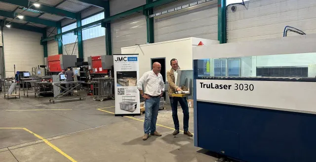 photo  les nouveaux locaux de jmc inox, à champagné. avec gwenaël kerrotret, dirigeant, et jérôme bobet, directeur du groupe.  &copy;  groupe bobet 